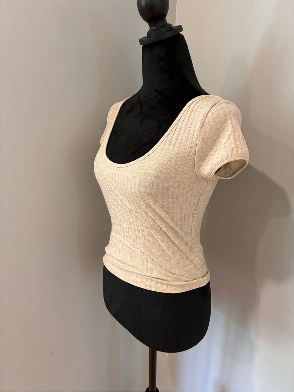 4/$20 - H&M Ribbed Scoop Neck Short Sleeve Cropped Tee in Cream - NWOT